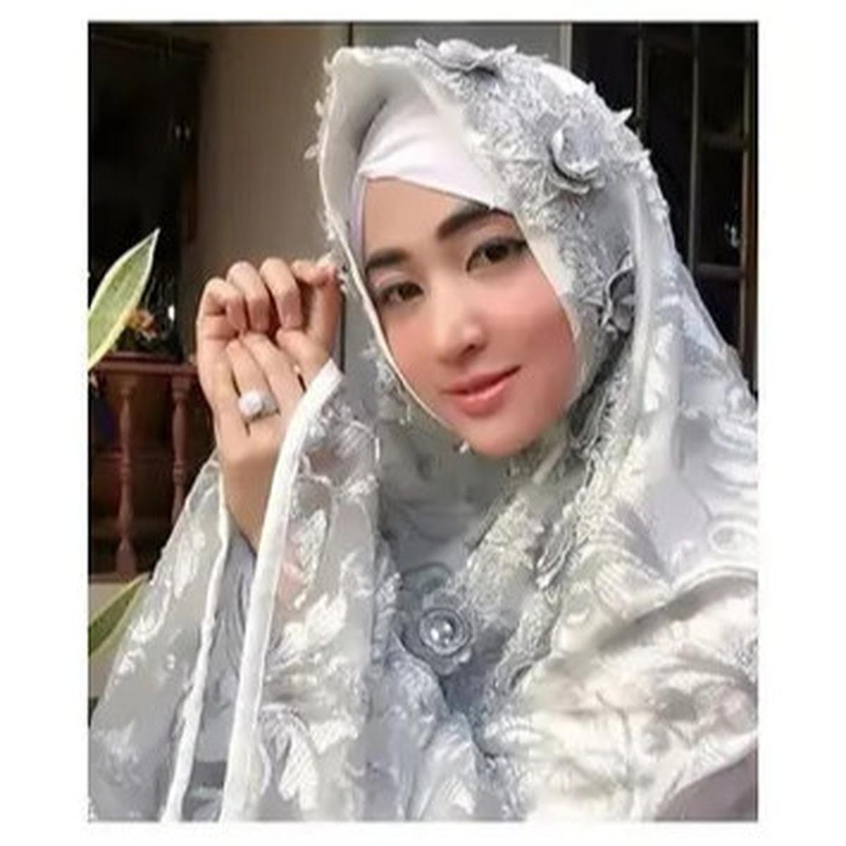 7 Potret Cantik Dewi Perssik dalam Balutan Hijab, Bikin Hati Adem dengan Gaya Muslimah