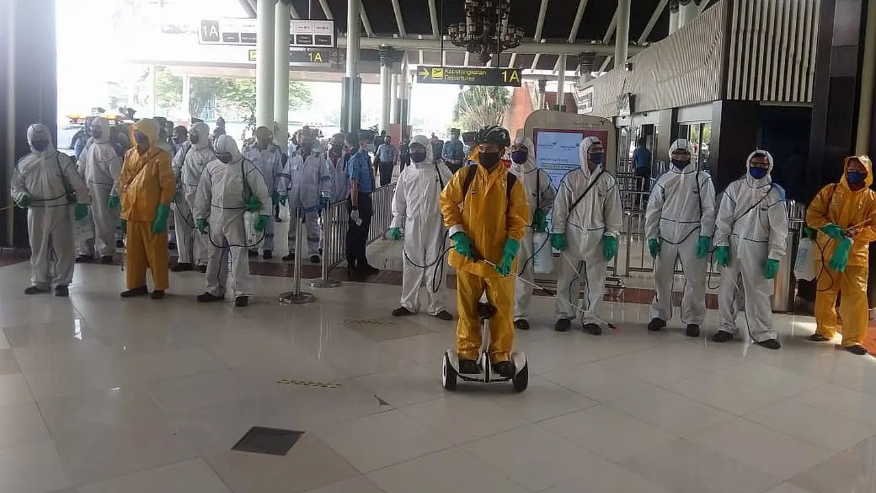 Bandara Internasional Soekarno-Hatta lakukan disinfeksi massal mulai dari kawasan Terminal 1, Terminal 2, Terminal 3 sampai kawasan perkantoran.