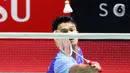 Pebulu tangkis tunggal putra Indonesia Christian Adinata mengembalikan kok ke arah lawannya pebulu tangkis tunggal putra Belanda Mark Caljouw pada babak kualifikasi turnamen Daihatsu Indonesia Masters 2023 di Istora Gelora Bung Karno, Jakarta, Selasa (24/1/2023). Christian Adinata menang atas Mark Caljouw dengan skor 20-22, 21-14, dan 21-17. (Liputan6.com/Herman Zakharia)