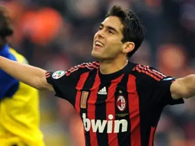AC Milan's Brazilian midfielder Kaka celebrates after scoring a goal during their "Serie A" football match AC Milan versus Chievo at San Siro Stadium in Milan on November 16, 2008. AFP PHOTO / GIUSEPPE CACACE 