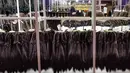 Deretan pakaian yang terbuat dari bulu binatang dipamerkan di Hong Kong International Fur and Fashion Fair di Hong Kong, Sabtu (24/2). (VIVEK PRAKASH/AFP)
