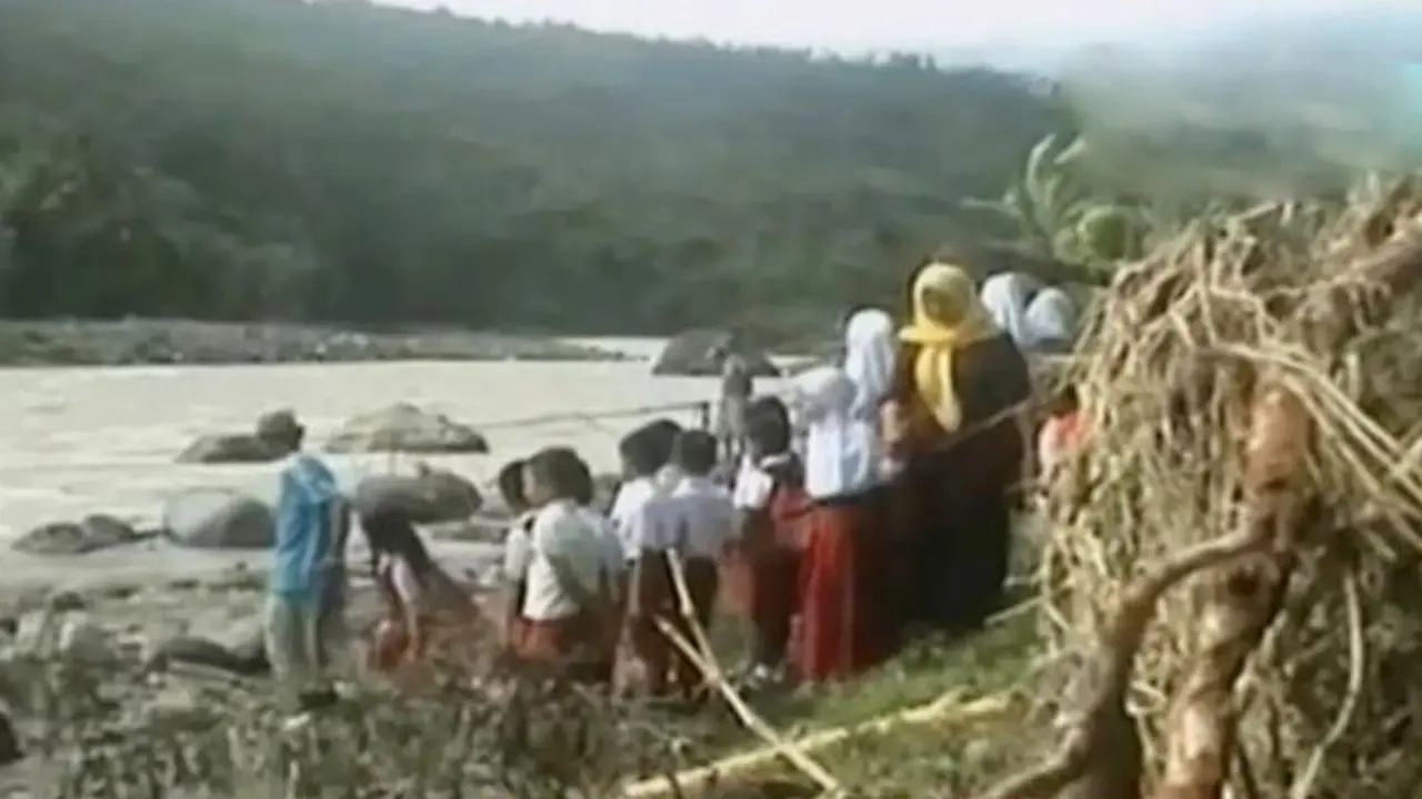 VIDEO: Rakit Hanyut, Siswa SD di Garut Terpaksa Belajar di Masjid