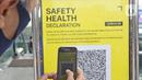Pengunjung melakukan scan kode QR untuk memasuki Mall Senayan City, Jakarta, Senin (15/6/2020). Pusat perbelanjaan atau mal di Jakarta kembali dibuka pada Senin (15/6) di masa PSBB transisi dengan jumlah pengunjung masih dibatasi hanya 50 persen dari kapasitas normal. (Liputan6.com/Herman Zakharia)