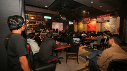 Suasana Roaring Night antara Manchester United melawan West Ham yang berlangsung di Fomo Bar, Melawai, Jakarta, Minggu (04/02/2024) malam WIB. (Bola.com/Bagaskara Lazuardi)