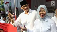 Calon Wakil Presiden nomor urut 02 Sandiaga Uno bersama istri Nur Asia Uno menunjukkan jarinya yang sudah dicelup tinta usai melakukan pencoblosan di TPS 002 Selong, Kebayoran Baru, Jakarta Selatan, Rabu (17/4). Sandiaga Uno menggunakan hak pilihnya dalam Pemilu 2019. (Liputan6.com/Johan Tallo)