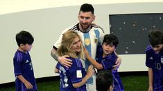 Pemain Argentina, Lionel Messi merayakan gelar juara Piala Dunia 2022 bersama ibu (tengah kiri) dan anak-anaknya setelah mengalahkan Prancis di babak adu penalti dengan skor 4-2 pada laga final yang berlangsung di Lusail Stadium, Qatar, Minggu (18/12/2022), (AP Photo/Francisco Seco)