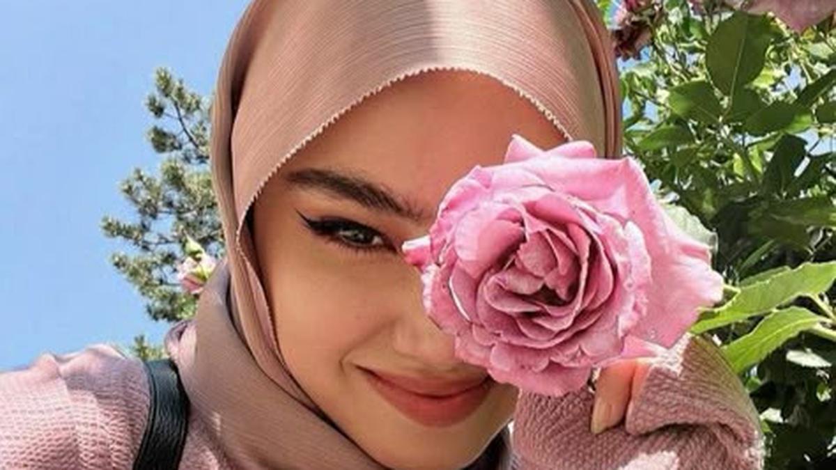 6 Warna Hijab yang Mencerahkan Wajah dan Menguatkan Pesona Muslimah