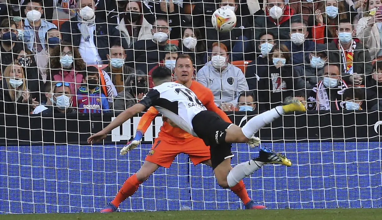 Valencia merespon ketertinggalannya di awal babak kedua. Carlos Soler berhasil mengoyak gawang Barcelona yang dikawal Marc-Andre ter Stegen pada menit ke-52 via sundulan memanfaatkan umpan silang Bryan Gill dan mengubah skor menjadi 1-3. (AP/Alberto Saiz)