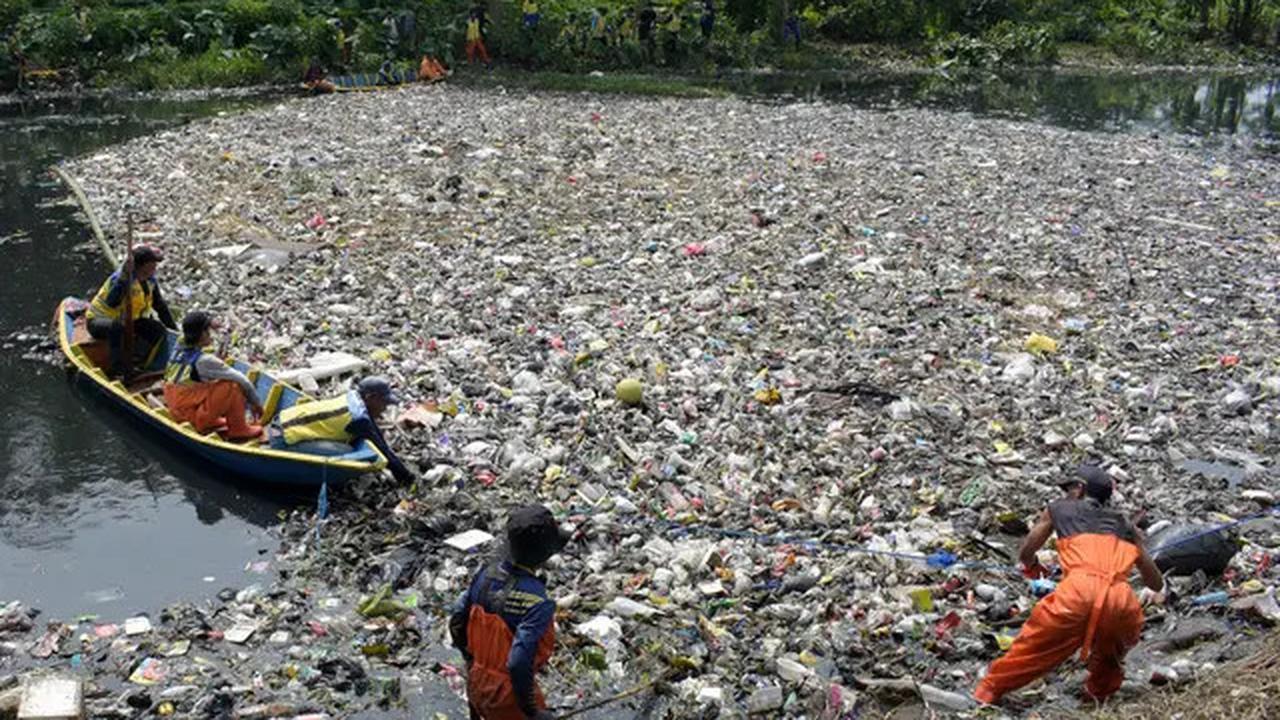 19 Ton Sampah Kembali Kotori Sungai Citarum