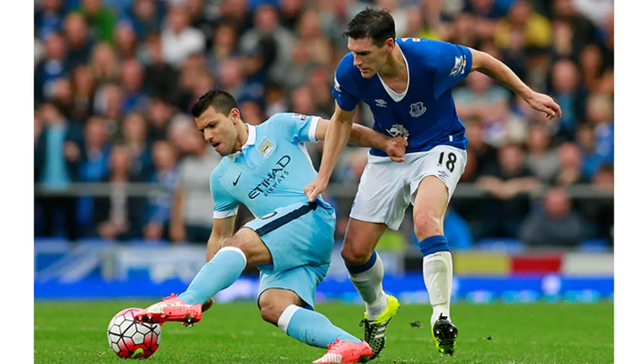 Penyerang Manchester City, Sergio Aguero berebut bola dengan pemain Everton, Gareth Barry pada laga Liga Premier Inggris di Stadion Goodison Park, Inggris, Minggu (24/8/2015). City berhasil menaklukan Everton 2-0. (Reuters/Jason Cairnduff)