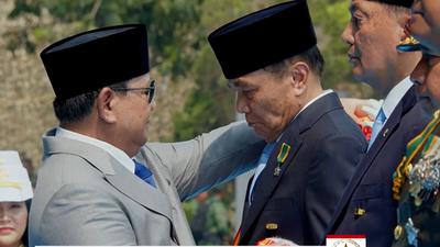 Djamari Chaniago, Usai Kena Reshuffle Kini Dapat Bintang Mahaputra dari Prabowo