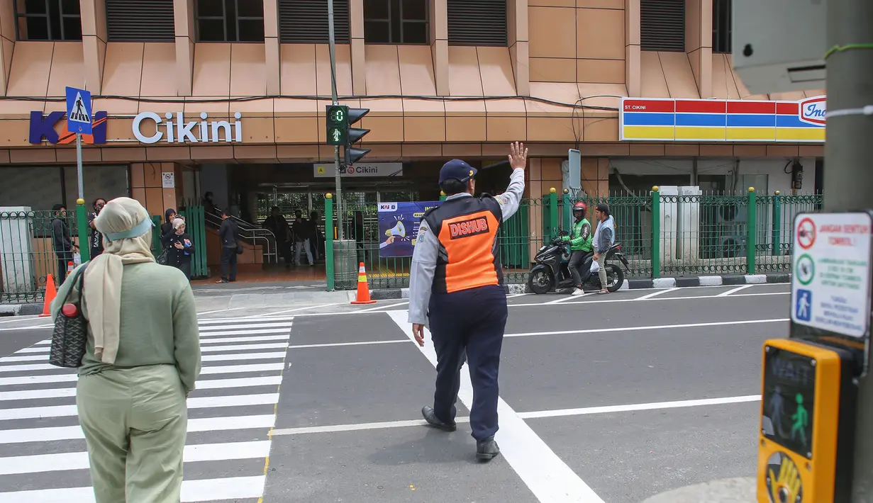 Dengan adanya pelican crossing itu kini masyarakat yang hendak ke Stasiun Cikini tidak perlu lagi memutar terlalu jauh karena adanya pagar pembatas. (merdeka.com/Arie Basuki)