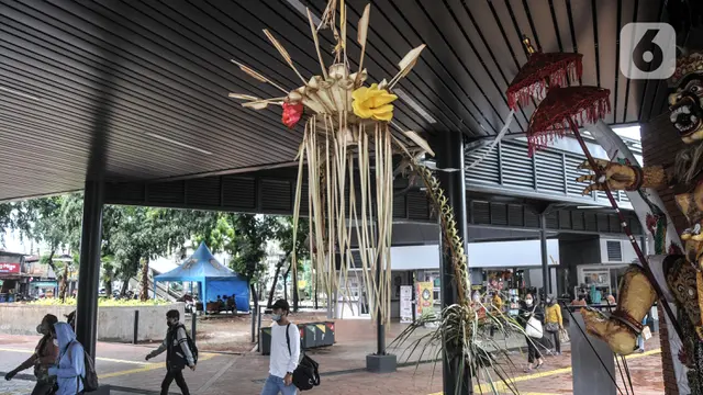 FOTO: Sambut Nyepi, Patung Ogoh-Ogoh Hiasi Stasiun Tebet