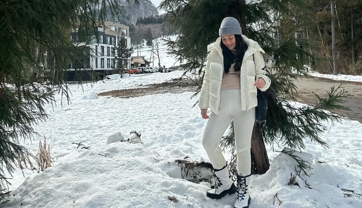 Liburan Natal dan Tahun Baru sekaligus menjadi momen babymoon Jessica Mila. Menilik dari Instagramnya, ini adalah momen liburan pertama Mila setelah umumkan hamil kepala publik. Warna jaket dan celana yang berpadu selaras membuat OOTD Jessica Mila makin kece. Lantaran di Jepang sedang musim dingin, sahabat Enzy Storia ini tak lupa kenakan beanie hat dan sepatu boots. (Liputan6.com/IG/@jscmila)