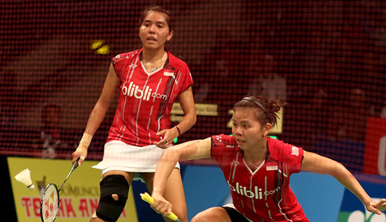 Aksi Greysia Polii/Nitya Krishinda di babak perempat fnal Indonesia Open 2015. (Peksi Cahyo/Bola.com)
