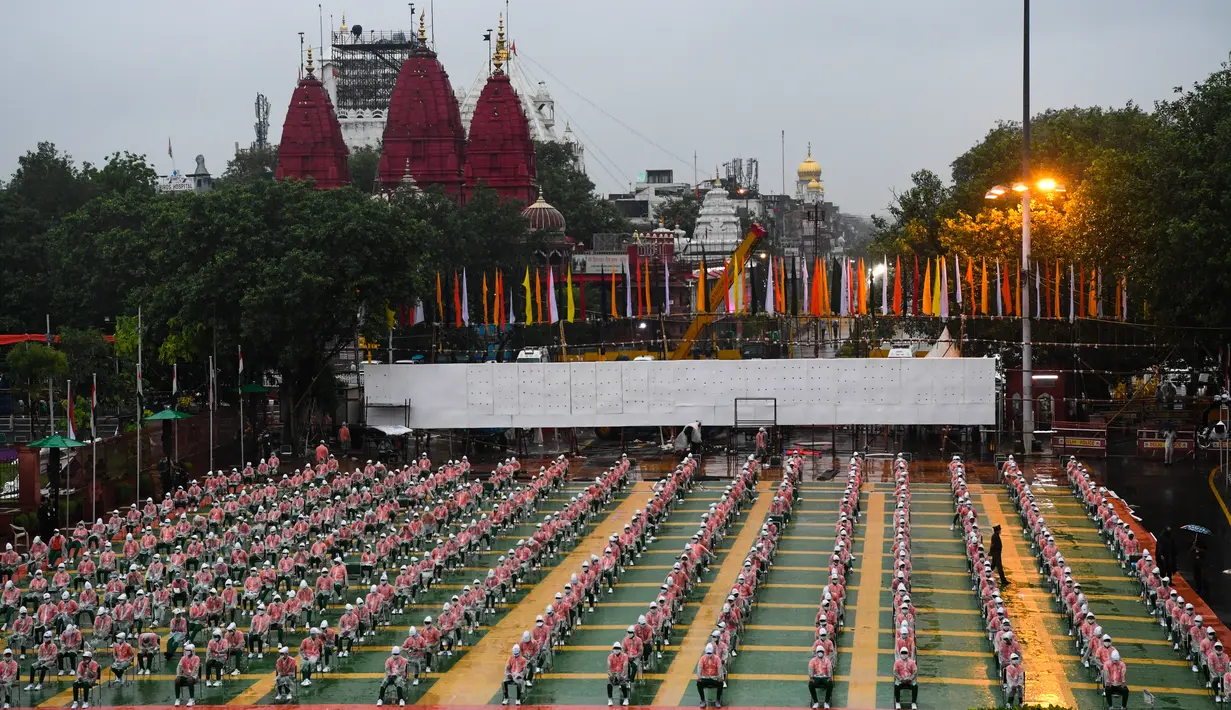 Anak-anak sekolah menghadiri gladi bersih untuk perayaan Hari Kemerdekaan India ke-74 di Benteng Merah di New Delhi, India, Kamis, (13/8/2020). India merayakan Hari Kemerdekaan ke-74 pada 15 Agustus. (AFP Photo/Prakash Singh)