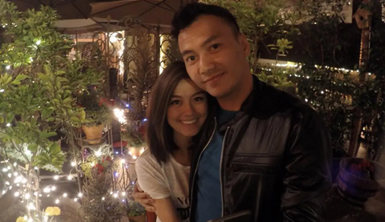 Kata-kata romantis ditulis oleh Wijaya. ""10 adalah angkat favoritnya. 10 bulan kisah kita... dan terus berjalan. Kita melewati perjalanan luar biasa, susah dan senang kita lewati bersama. Banyak yang membicarakan kita, tapi siapa peduli!?". 