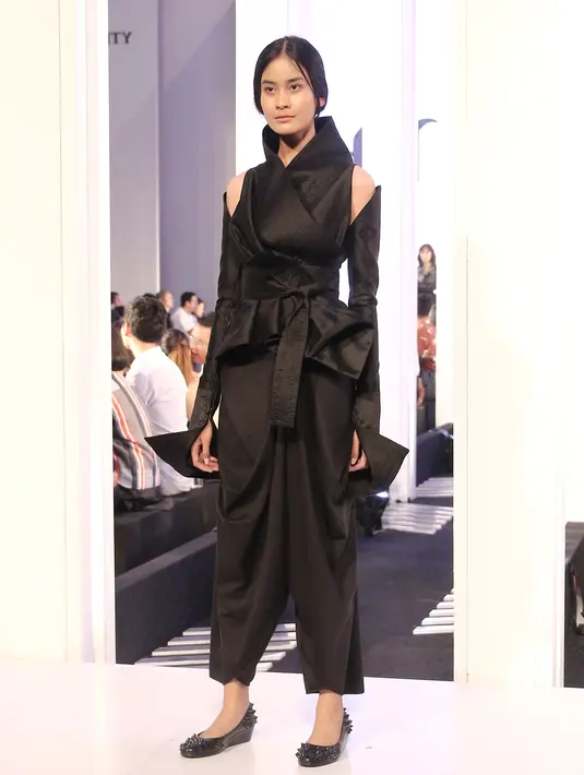Model memperagakan busana karya perancang Eri bertajuk Runway Hits dalam Fashion Nation 2018 di Senayan City, Jakarta, Sabtu (21/4/). Puncak acara Fashion Nation 2018 menghadirkan mengangkat tema I.AM.NOW. (Liputan6.com/Herman Zakharia)