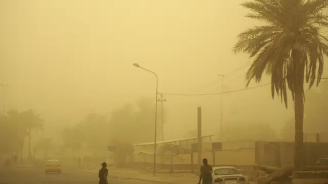 Badai Pasir Ubah Langit Irak Jadi Kuning