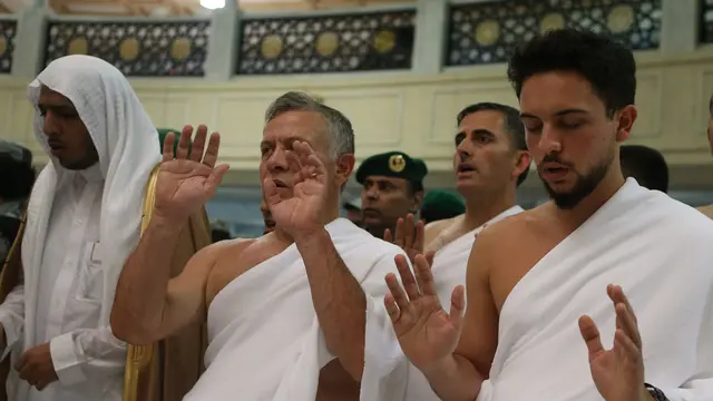 Ditemani Putranya, Raja Yordania Umrah Saat Ramadan