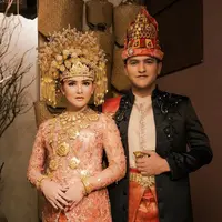 Di pemotretan ketiga, Clara dan Qausar tampil menawan mengenakan busana adat Aceh. (Instagram/masayuclara).