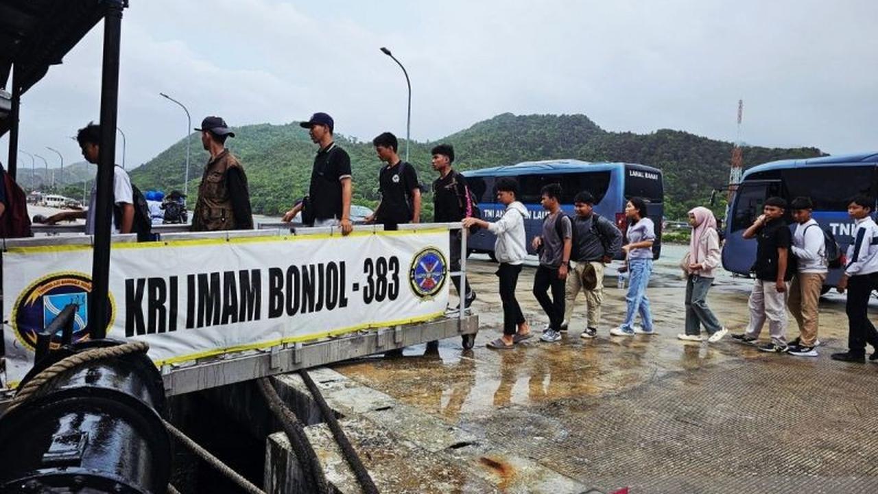 KRI Imam Bonjol Gelar Open Ship di Natuna, Dekatkan TNI AL dengan Masyarakat