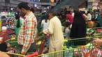 Warga Qatar berbelanja stok makanan di sebuah supermarket di Doha pascapemutusan hubungan diplomatik dengan lima negara Arab, Senin (5/6). Qatar sangat bergantung pada impor makanan yang sebagian besar dari negara-negara Teluk tersebut (@shalome05 via AP)