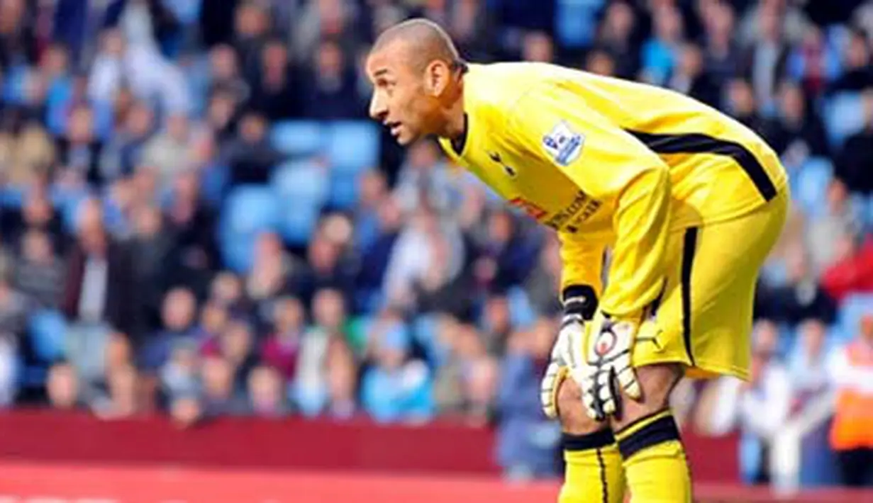 Tottenham Hotspur's Brazilain goalkeeper Heurelho Gomes watches the game during their English Premier League football match against Aston Villa at Villa Park, Birmingham, central England on March 15, 2009. AFP PHOTO/PAUL ELLIS
