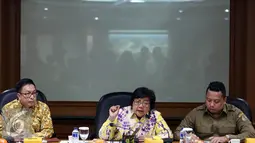 Menteri LHK Siti Nurbaya (tengah) memberikan keterangan pers di Jakarta, Selasa (6/9). Penyanderaan terjadi saat polisi hutan dan penyidik dari Balai Penegakan Hukum KLH sedang menyegel dan mengumpulkan barbuk kebakaran hutan. (Liputan6.com/Johan Tallo)