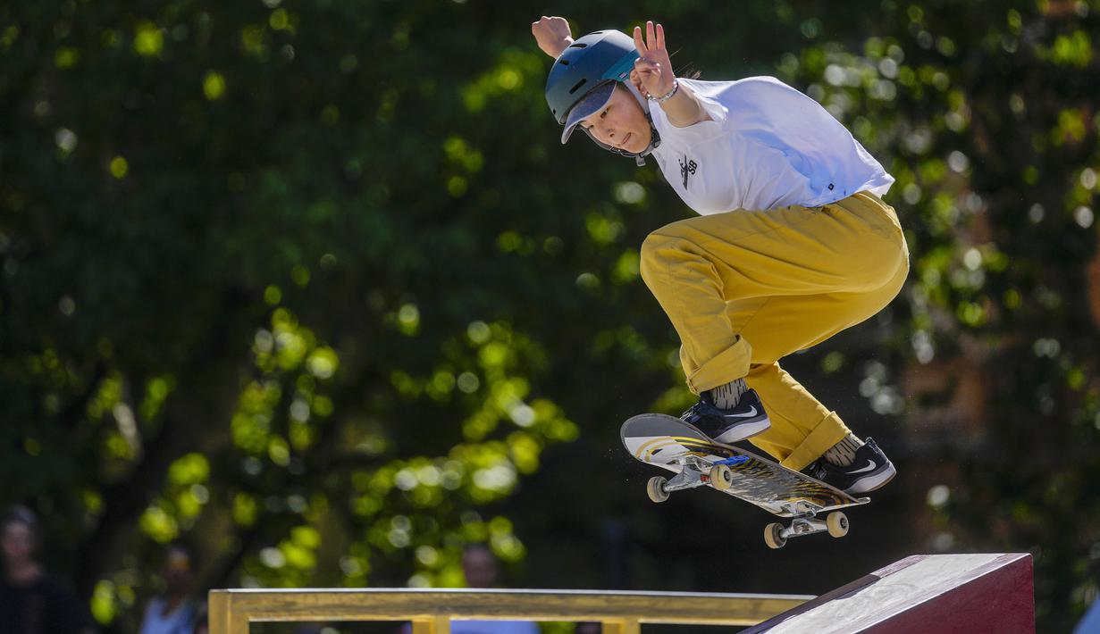 Skater asal Jepang Miyu Ito saat beraksi pada ajang Kejuaraan Dunia Skateboard Jalanan di Roma, Jumat (1/7/2022). (AP/Andrew Medichini)