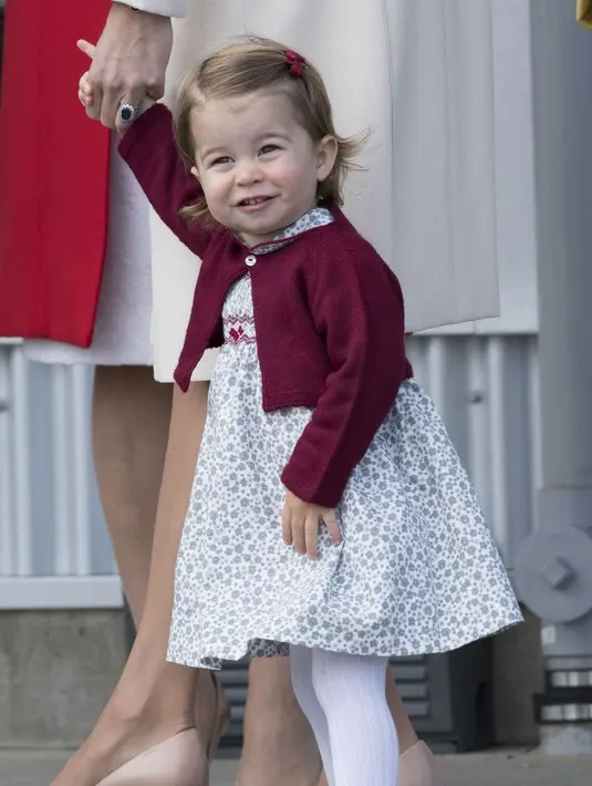 Foto yang diambil pada tahun 2016 ini memperlihatkan Princess Charlotte saat ingin pergi ke Victoria, Canada. Gemas banget! (Cosmopolitan)