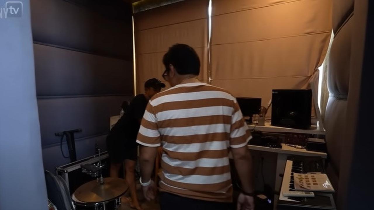 8 Potret Studio Ayudia Bing Slamet dan Ditto Percussion yang Kini Tinggal di Bali, Tampak Minimalis - Ada Balkon dengan Pemandangan Indah