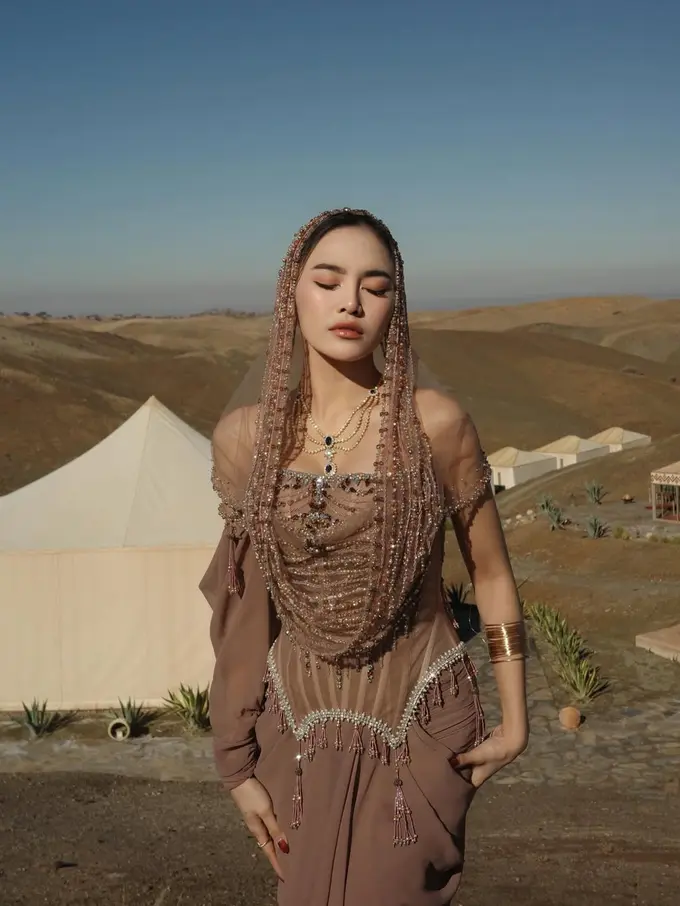 Bak Karakter Dune, Mahalini Tampil Elegan dalam Gaun Bertudung di Pernikahan Sahabat di Maroko