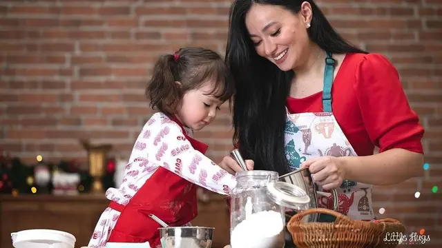 Potret Gemas Chloe Anak Asmirandah saat Bikin Adonan Kue, Gayanya Bak Chef Profesional