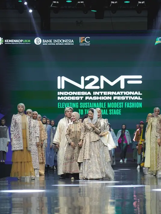 Rok maxi dengan motif kembang dan kerudung putih yang ia kenakan melengkapi tampilan keseluruhannya, menambah kesan bersahaja namun tetap berkelas.   [@dyahroroestiwp].