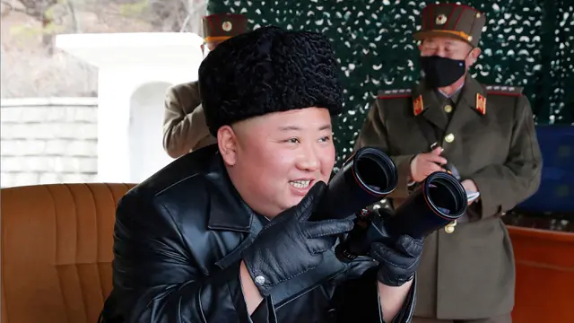 Senyum Kim Jong-un Pantau Latihan Militer Korea Utara