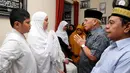 Mantan Menko Perekonomian, Hatta Rajasa (kedua kanan) menyampaikan ucapan duka saat melayat jenazah Ketua KPU, Husni Kamil Manik di Jakarta, Jumat (8/7). Husni Kamil Manik wafat pada Kamis (7/7) di usia 40 tahun. (Liputan6.com/Helmi Fithriansyah)