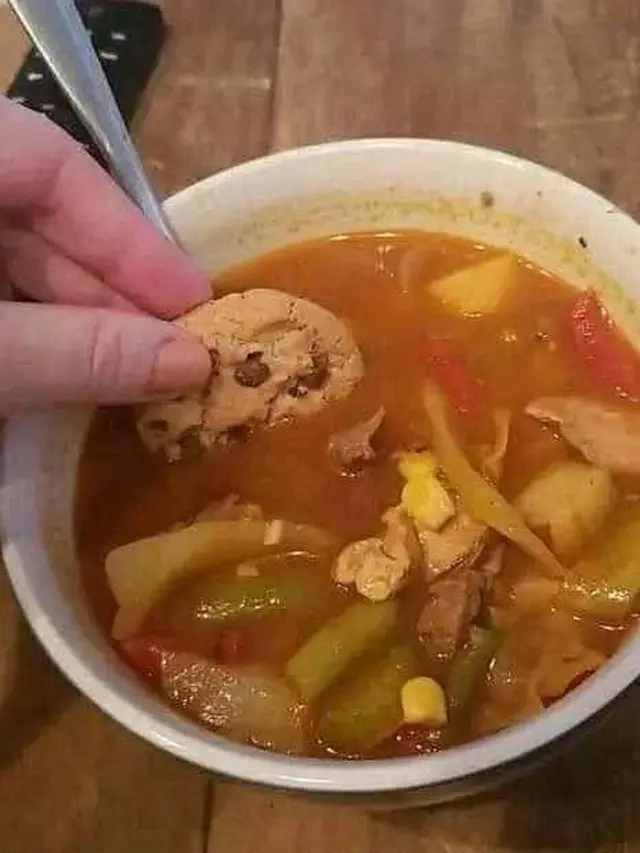 6 Pendamping Makanan Pakai Biskuit Ini Nyeleneh, Bikin Geleng Kepala