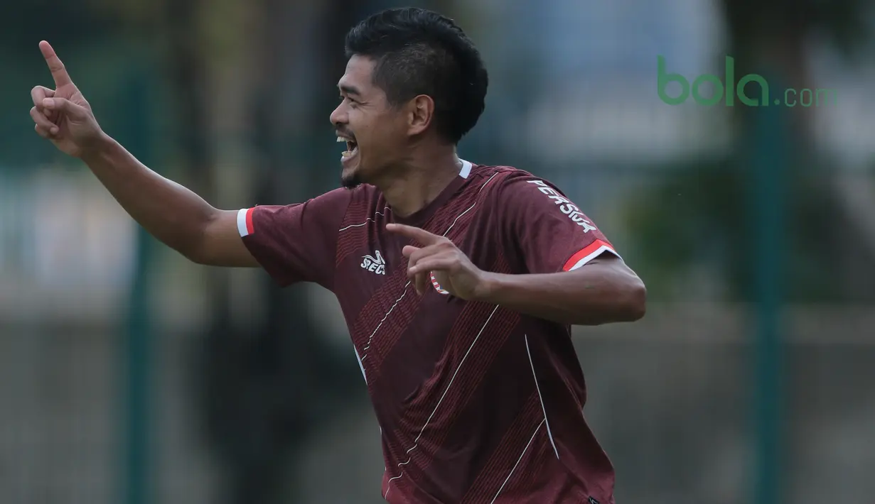 Ekspresi pemain Persija Jakarta, Bambang Pamungkas usai mencetak gol pada sesi latihan jelang  Piala AFC 2018 di Lapangan ABC, Senayan, Jakarta (27/2/2018). Persija melawan Tampines Rovers pada 28 Februari 2018. (Bola.com/Nick Hanoatubun)