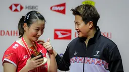 Legenda bulutangkis Indonesia, Liliyana Natsir (kanan) berbincang dengan pebulutangkis ganda campuran China, Huang Ya Qiong setelah memenangkan Indonesia Masters 2024 di Istora Senayan, Jakarta, Minggu (28/01/2024). (Bola.com/Bagaskara Lazuardi)