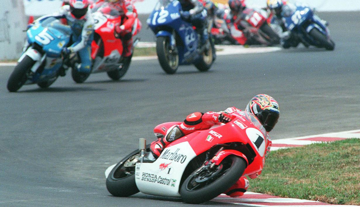 Sementara itu di kelas 250cc, Max Biaggi berhasil menang setelah mengalahkan Tohru Ukawa dan Olivier Jacques. (AFP/Kemal Jufri)