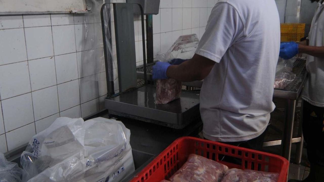 Dalam industrinya, bisnis ayam potong yang kompetitif, memiliki sertifikat halal menjadi nilai tambah yang signifikan. Foto: merdeka.com / Imam Buhori<br>