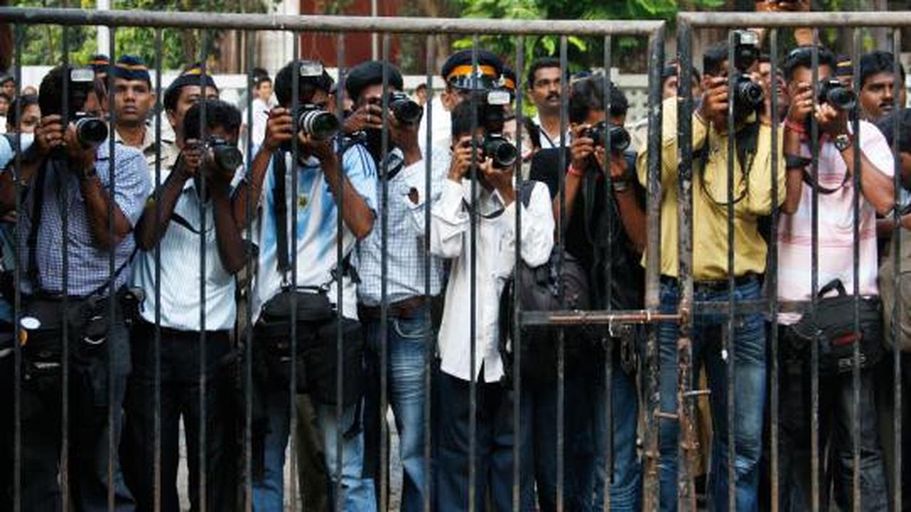 Aksi para paparazzi memburu gambar bintang ternama
