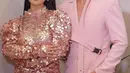 Felicya Angelista tampil memukau dengan sequined dress warna pink salmon. Sedangkan Caesar Hito mengenakan jas warna pink dan long pants warna hitam. [@felicyangelista_]