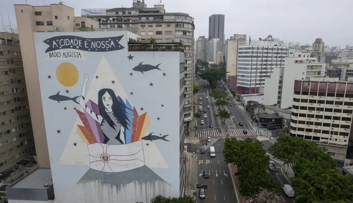 Sebuah mural raksasa karya seniman Rita Wainer dipajang di dinding bangunan di Sao Paulo, Brasil, Rabu (29/9/2021). Para seniman mural papan atas dikerahkan membuat lukisan raksasa karya terbaik mereka untuk berpartisipasi dalam festival di kota tersebut selama seminggu. (AP Photo/Andre Penner)