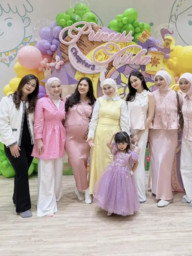 Hadir di Pesta Ulang Tahun Putri Kesha Ratuliu. [@kesharatuliu05]