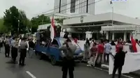 Para pengunjuk rasa mendesak agar Menteri Dalam Negeri segera memberhentikan Bupati Katingan Ahmad Yantenglie.