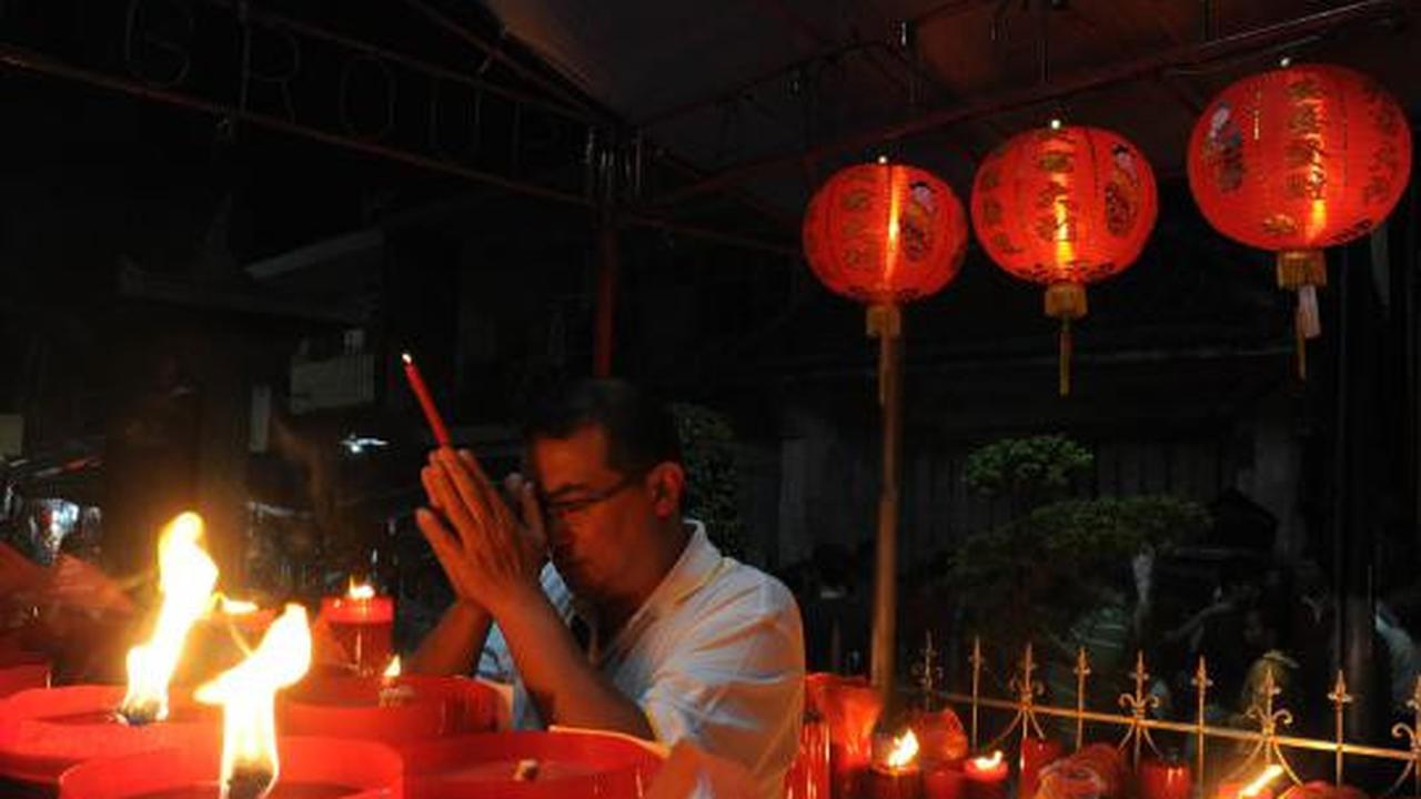 Malam Imlek, warga Tionghoa penuhi Klenteng Boen Tek Bio