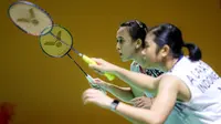 Pebulu tangkis ganda putri Indonesia, Amalia Cahaya Pratiwi/Febriana Dwipuji Kusuma bersiap menerima kok dari pasangan Korea, Kim Hye Jeong/Kong Hee Yong dalam laga perempat final Indonesia Masters 2025 melawan di Istora Senayan, Jakarta, Jumat (24/01/2025). (Bola.com/Bagaskara Lazuardi)