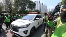 Ribuan orang pengemudi ojek online mengiringi prosesi pemakaman Affan Kurniawan (21) di Tempat Pemakaman Umum (TPU) Karet Bivak, Jakarta, Jumat (29/8/2025). (Kapanlagi.com/Budy Santoso)